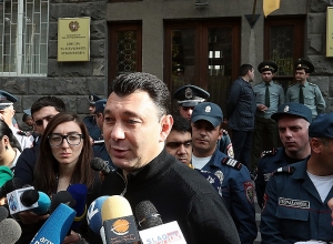 Собрались у здания СНБ в поддержку Грайра Товмасяна