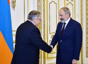 Nikol Pashinyan holds meeting with new Czech ambassador
