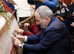 Никол Пашинян присоединился к работам по плетению ковра