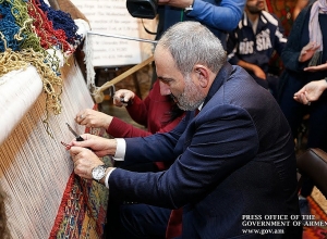 Նիկոլ Փաշինյանը միացել է գորգի գործման աշխատանքներին