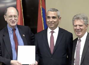 Մինչ Մասիս Մայիլյանը շենքում էր, դրսում ադրբեջանցիները ցույց էին կազմակերպել