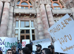 «Требуется министр ОНКС»: напротив Правительства требуют отставки Араика Арутюняна: фотографии