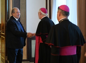 Սարգսյանը հյուրընկալել է Սուրբ Աթոռի պետությունների հետ հարաբերությունների քարտուղարին