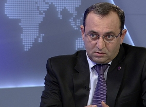 Это – красная карточка Араику Арутюняну, чтобы его удалили с поля: Арцвик Минасян