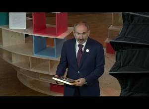 Փաշինյանը համաժողովի գրադարանին հանձնեց խորհրդանշական նվեր` «Արաքս Ֆ. ակումբ» գիրքը.