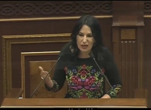 Ի՞նչ կլինի, եթե մոտիվացնես իդիոտին․ Նաիրա Զոհրաբյանը անեկդոտ պատմեց ԱԺ ամբիոնից