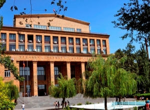 Студенты проводят шествие в направлении центрального корпуса ЕГУ