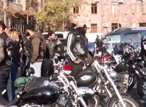 Группа мотоциклистов проводят мотошествие с лозунгом «Будьте парнями!»