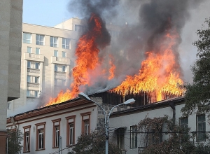 Пожар на крыше ресторана “Долмама”