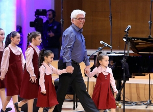 Վարչապետը շնորհավորել է կոմպոզիտոր Ռոբերտ Ամիրխանյանին 80-ամյա հոբելյանի առթիվ և պետական պարգև հանձնել