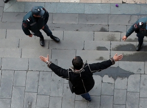 Мужчина пытается сжечь себя напротив здания правительства: фотографии