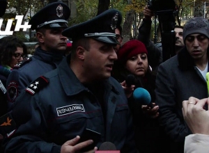 Ոստիկանները ուժով բացեցին Վազգեն Սարգսյան փողոցը