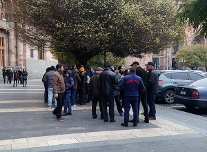Автоимпортеры вновь проводят акцию протеста – двинулись к Национальному собранию