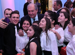 Я склоняю голову перед теми, которые не сдались, поверили, что жизнь более могущественна, чем смерть: президент