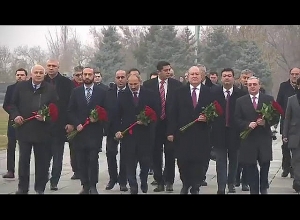 Վարչապետը, նախագահն ու այլ պաշտոնյաներ ծաղիկներ են դնում Հայոց ցեղասպանության զոհերի հիշատակին