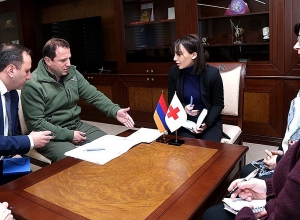 Министр обороны говорил с руководителем МККК об армянских пленных Араике Казаряне и Карене Казаряне