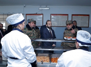 Арарат Мирзоян посетил одну из воинских частей АО Арцаха
