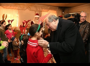 Նախագահը Ակնաշեն համայնքում հյուրընկալվել է բազմազավակ ընտանիքում