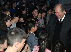 В президентской резиденции принимали детей из приграничных сел Тавушской области