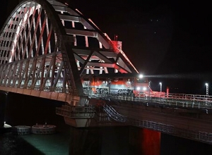 По Крымскому мосту проехал первый пассажирский поезд