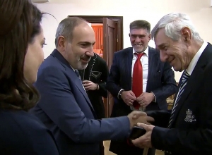 Նիկոլ Փաշինյանը և Աննա Հակոբյանը ներկա են գտնվել Լևոն Մալխասյանի 75-ամյակի հոբելյանական երեկոյին