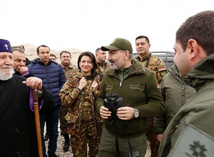 Никол Пашинян с супругой и Католикосом Всех армян посетил боевой пост и поздравил военнослужащих с Новым годом