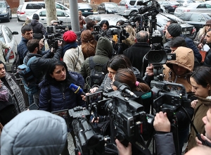 Женщины требуют арестовать Размика Абраамяна: акция напротив прокуратуры