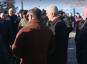 «Наступают на ноги 11 областям»: егвардцы проводят акцию протеста против закрытия роддома