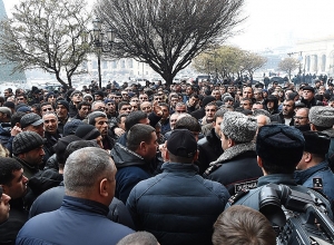 Мясники и животноводы вновь проводят акцию напротив правительства