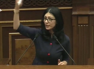 Բզբզում եք․ Արփի Դավոյանը՝ Գևորգ Գորգիսյանին