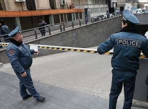 Человек, проникший в «Эребуни плазу», сдал оружие