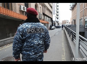 Անհայտ անձն ավտոմատով ներխուժել է Էրեբունի պլազա բիզնես կենտրոն. ՈՒՂԻՂ