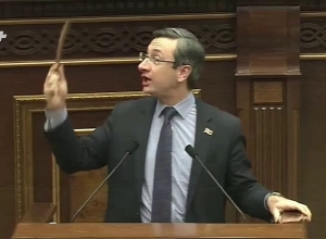 Էդ զենք ե՞ք բերել նիստերի դահլիճ. Արարատ Միրզոյանը՝ Գորգիսյանին