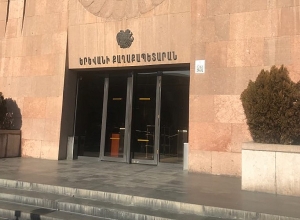 Экстренное заседание завершилось: Генрих Артенян сложил мандат