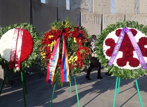 Ծաղկեպսակներ «Եռաբլուրում»՝ Ռոբերտ Քոչարյանի եւ Սերժ Սարգսյանի կողմից