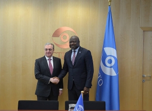 Զոհրաբ Մնացականյանի հանդիպումը Լասինա Զերբոյի հետ