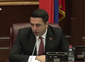 Ես էստեղ եմ տիկին Ռևազյան. Ալեն Սիմոնյան