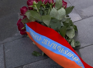 Հարգանքի տուրք 2008թ  մարտի 1 ի ողբերգական դեպքերի զոհերի հիշատակին