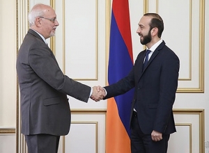 Ararat Mirzoyan receives Christos Giakoumopoulos