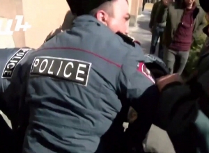 Երիտասարդը փորձել է ինքնահրկիզվել քաղաքապետարանի դիմաց