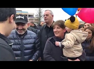 Փաշինյանը բուկլետ է բաժանել Ստեփանավանում