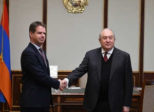 Նախագահ Արմեն Սարգսյանը հանդիպել է Հայաստանում Ֆրանսիայի դեսպան Ժոնաթան Լաքոտի հետ