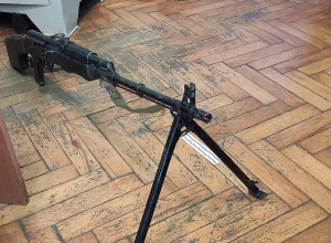 Ոստիկանության Բազումի բաժին բերման ենթարկվածի մեքենայում ապօրինի գնդացիր կար