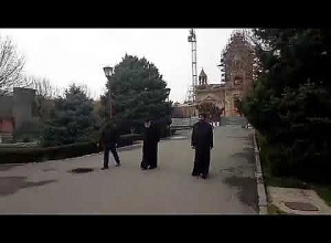 Կաթողիկոսը զբոսնում է Մայր Աթոռ Սուրբ Էջմիածնի տարածքում