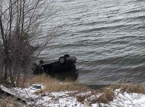 Car falls into Lake Sevan