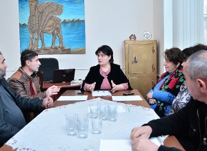 Женщина может участвовать в управлении государством и принимать решения