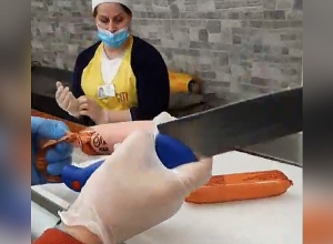 Сообщил, что сардельки заплесневели: мясная продукция была передана на лабораторную экспертизу