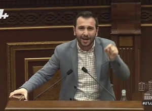 Ձեր մտքերի մեջ սերմանվող բոլոր կեղտոտ կասկածների հետևում որ մարդկանց ականջներն են շողշողում