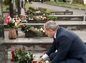 Nikol Pashinyan pays tribute to memory of April War victims