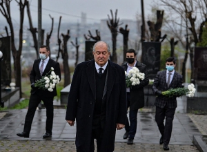 Հանրապետության նախագահ Արմեն Սարգսյանն այցելել է «Եռաբլուր» զինվորական պանթեոն